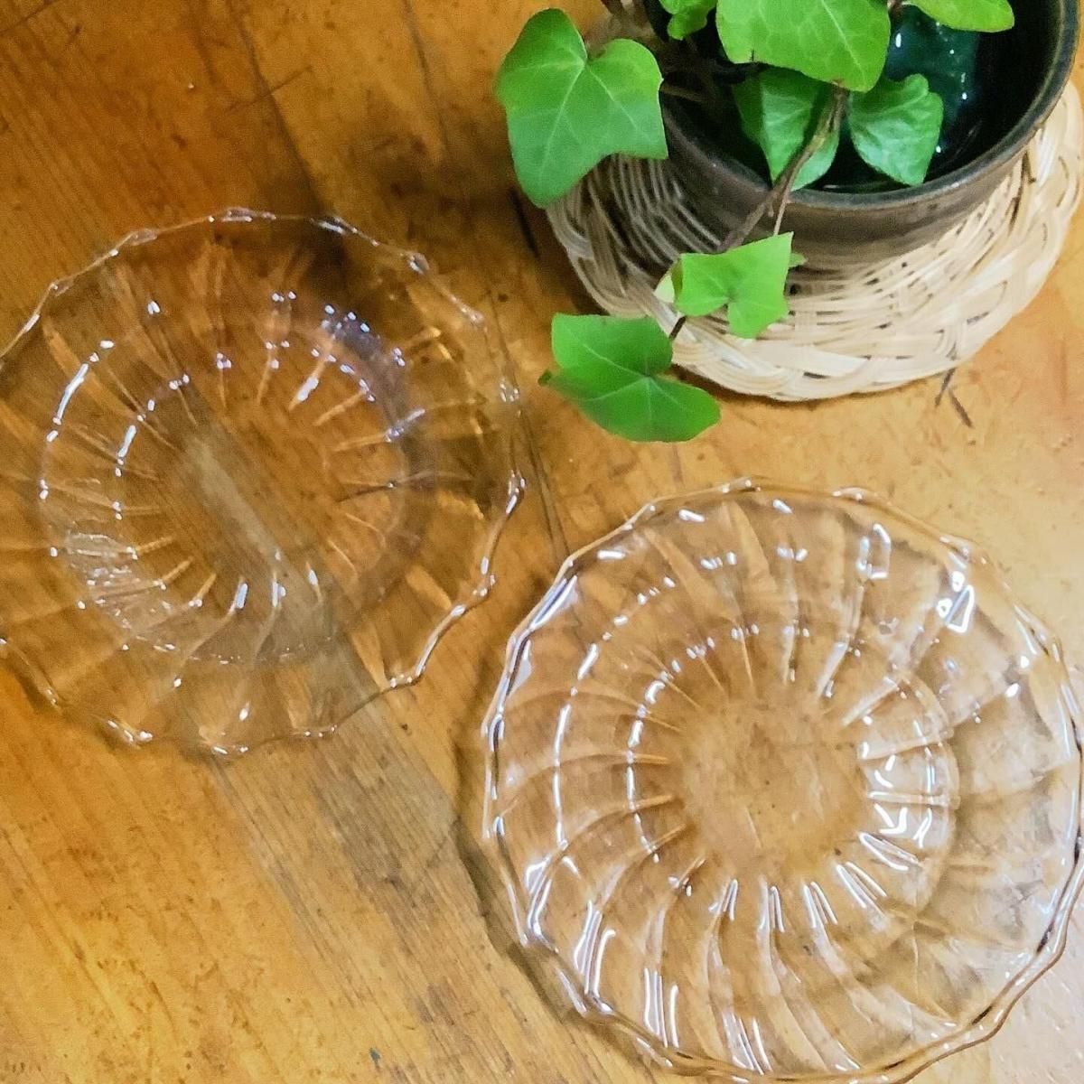 【新品未使用品】アンティーク　明治〜昭和ガラスのお皿2枚セット 昭和レトロガラス皿2枚セット 明治時代頃の美しい朝顔