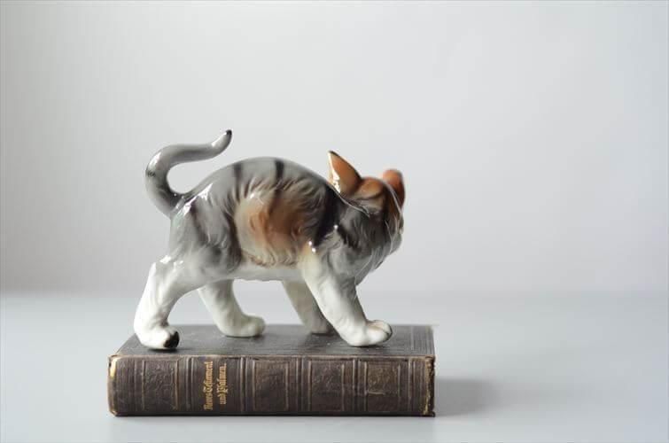 ディズニープリンセスのベビーグッズも大集合 フランスから 猫 白磁器 オブジェ 振り向くかわいいネコ 食器