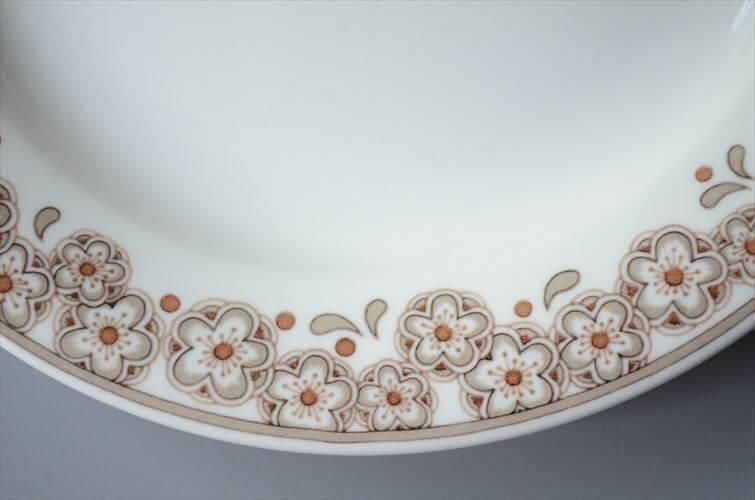 ヴィンテージフィンランド製陶器プレート 魅力溢れる花模様