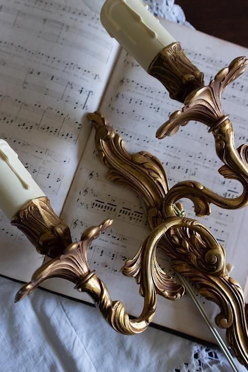 フランス製の優雅な装飾ウォールランプ