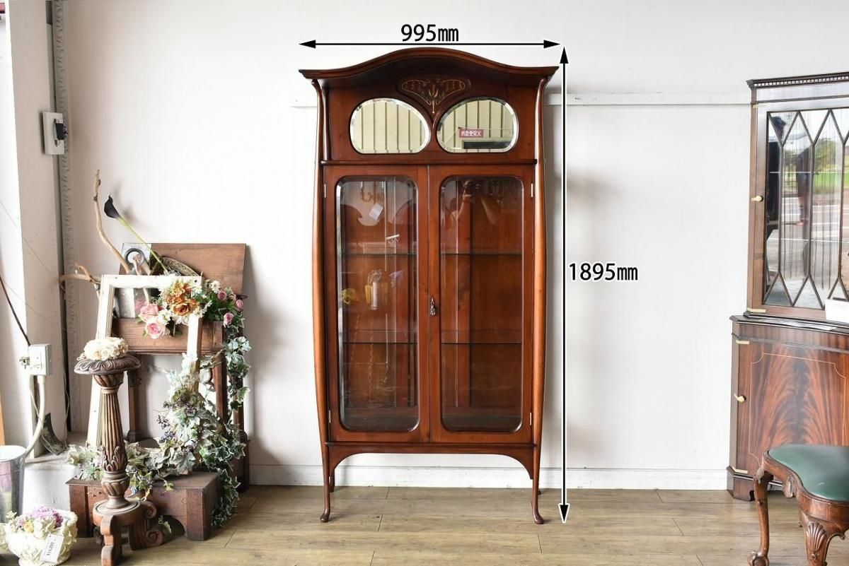 美しいアールヌーボースタイルのガラスキャビネット