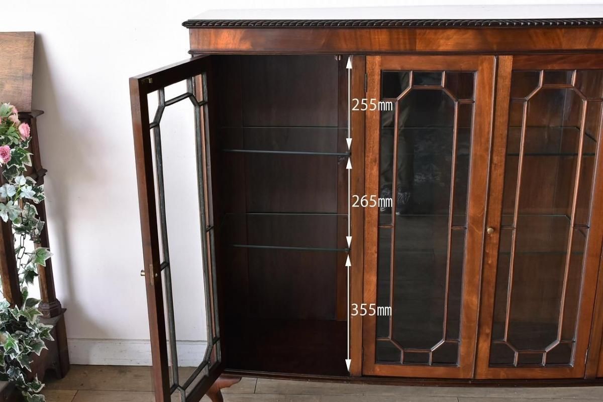 イギリスアンティーク　マホガニー ガラスキャビネット イギリスから届いたアンティークの本棚、マホガニー材の杢目が美しい