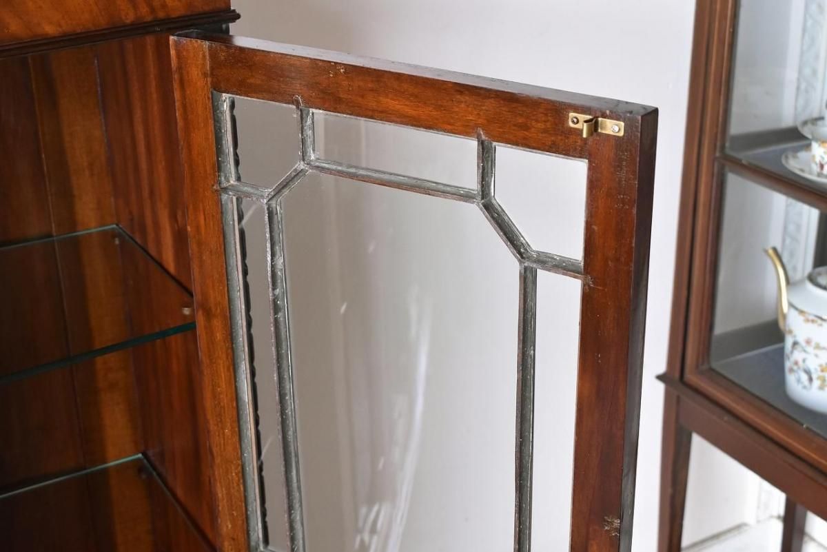 イギリスアンティーク　マホガニー ガラスキャビネット イギリス製マホガニーガラスキャビネット【伝統的な装飾と美しい