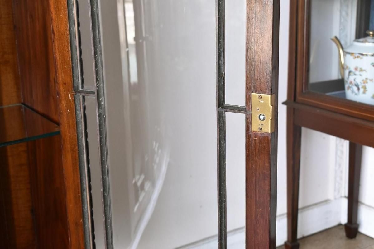 イギリスアンティーク　マホガニー ガラスキャビネット イギリス製マホガニーガラスキャビネット【伝統的な装飾と美しい木肌】