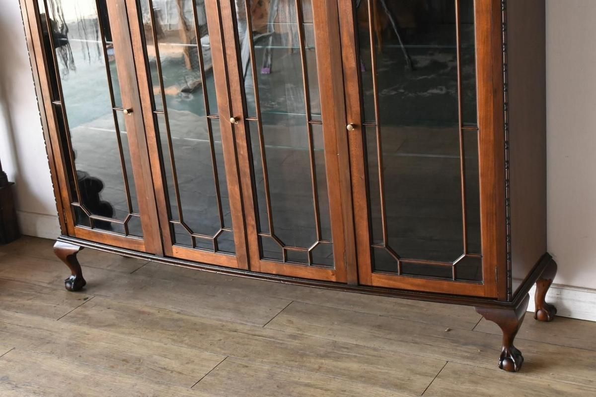 イギリス製マホガニーガラスキャビネット【伝統的な装飾と美しい木肌】