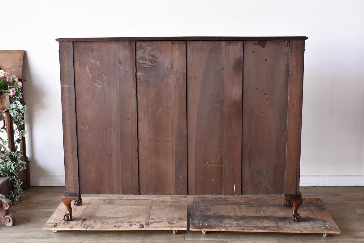 イギリス製マホガニーガラスキャビネット【伝統的な装飾と美しい木肌】