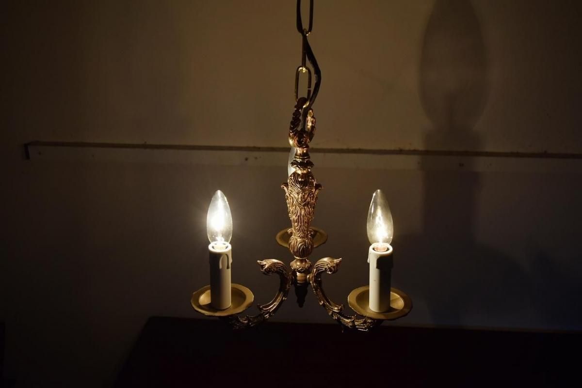 繊細な装飾が施された華やかな3灯式シャンデリア【sy444】