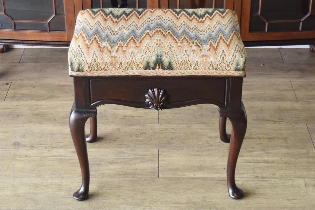 気品ある佇まいが印象的な猫脚のスツール【c320】 - ANTIQUE LEAVES