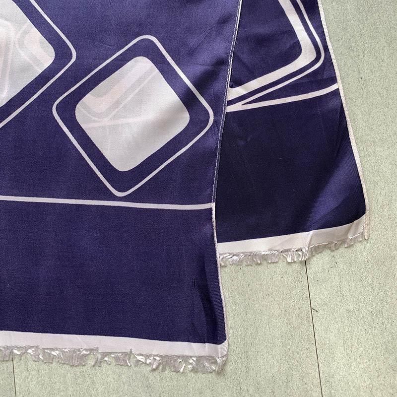 モダンレトロなネイビーパターンのロングスカーフ