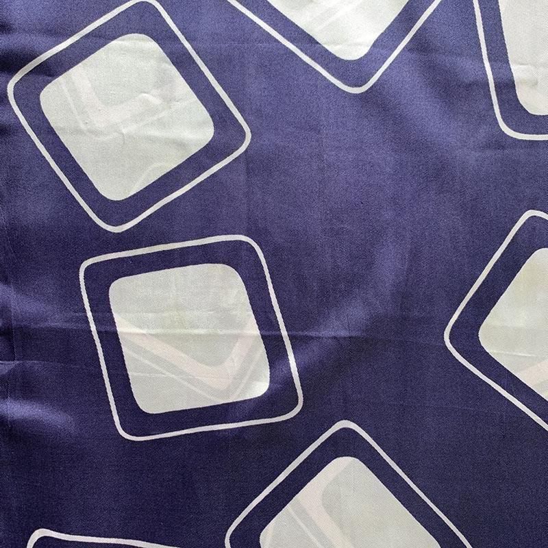 モダンレトロなネイビーパターンのロングスカーフ