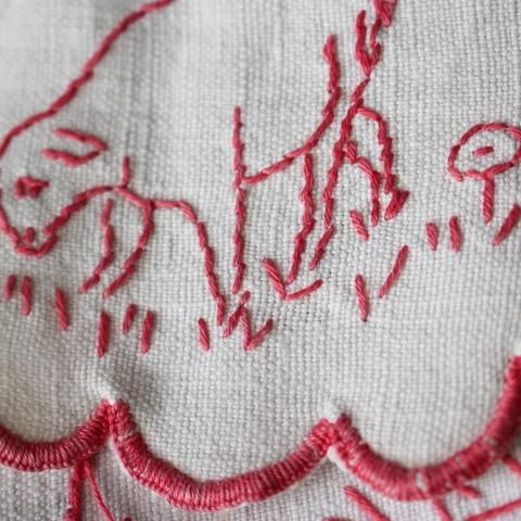 フランスヴィンテージ赤い手刺繍の棚飾り1930年代