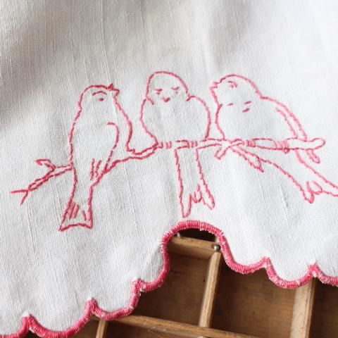 フランスヴィンテージ赤い手刺繍の棚飾り1930年代