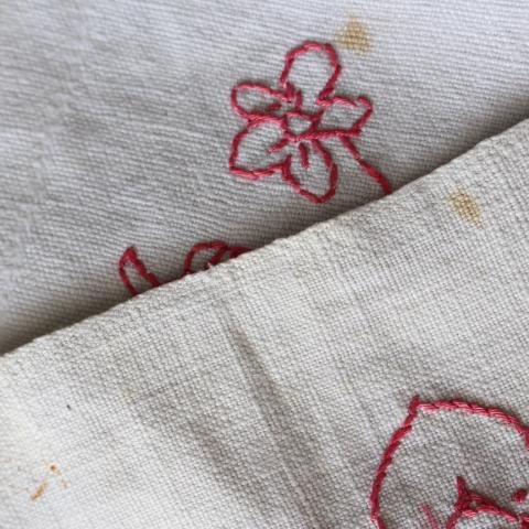 フランスヴィンテージ赤い手刺繍の棚飾り1930年代