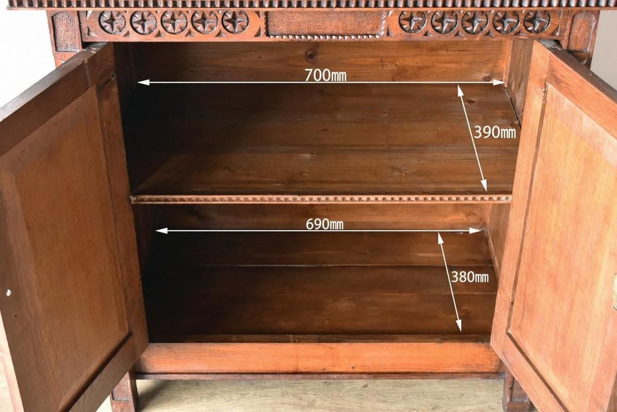 1880年代ゴシック風オークキャビネットの逸品