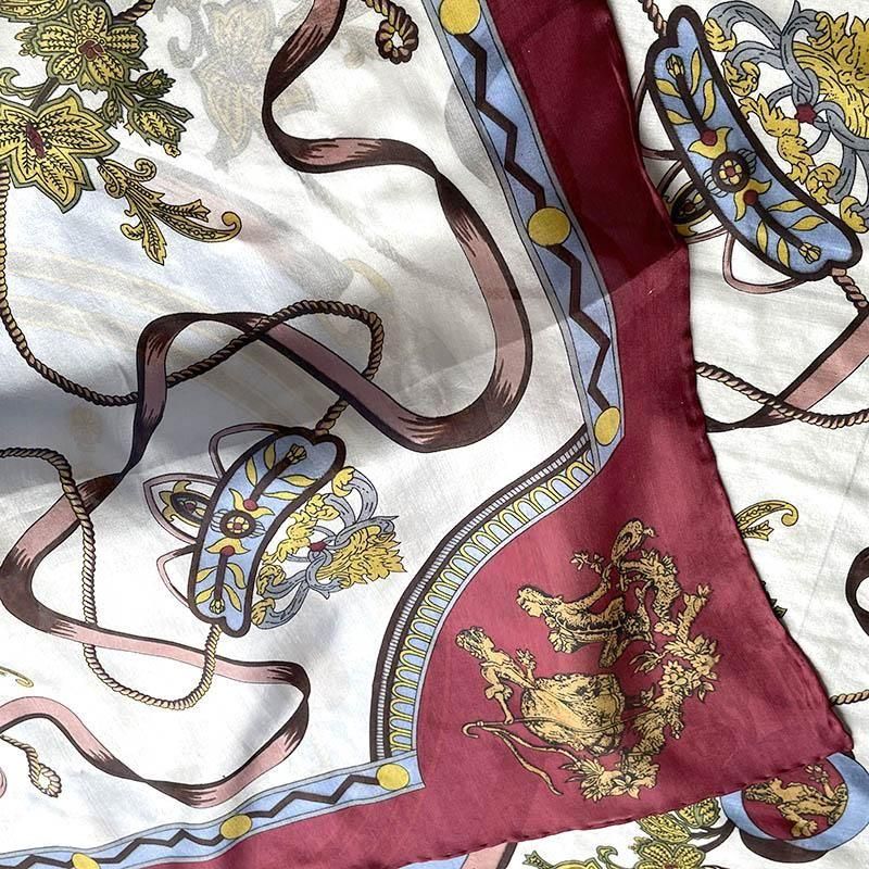 シルクスカーフ 貴族風紋章のえんじと水色が魅力