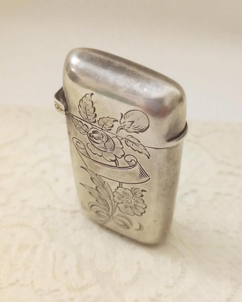 パリ発1900年代シルバーマッチケース ローズとイチゴの彫り装飾