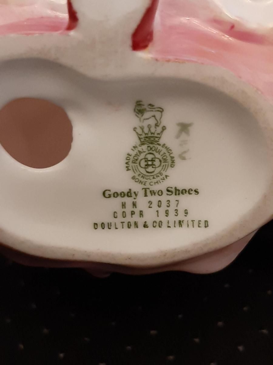 vintage ビンテージ 小さな陶器の靴 フィギュリン ロイヤルドルトン イギリスロイヤルドルトン フィギリン Goody Two Shoes