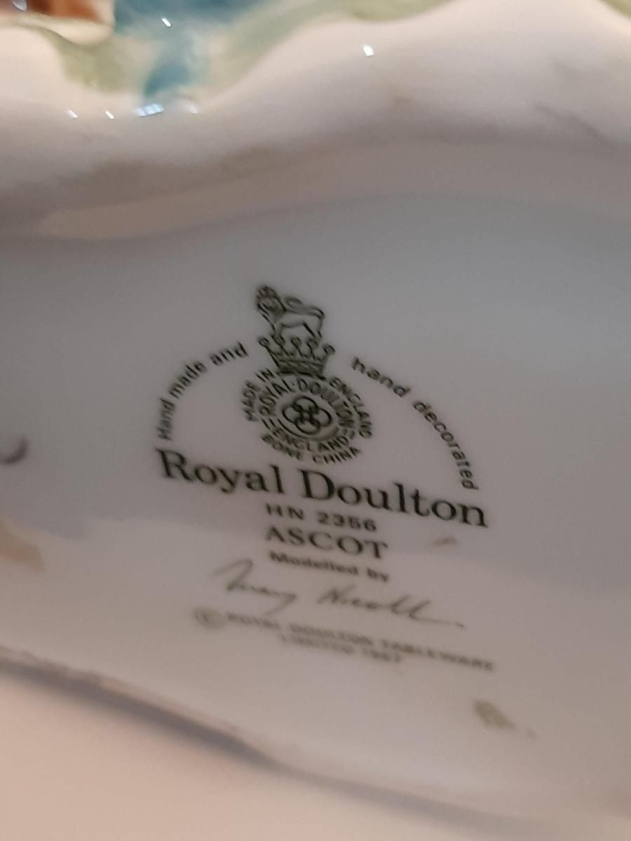 イギリス ロイヤルドルトン 1910年代 葉文壺 キズ有り イギリス陶磁器ブランド ロイヤルドルトンとは | アンティーク