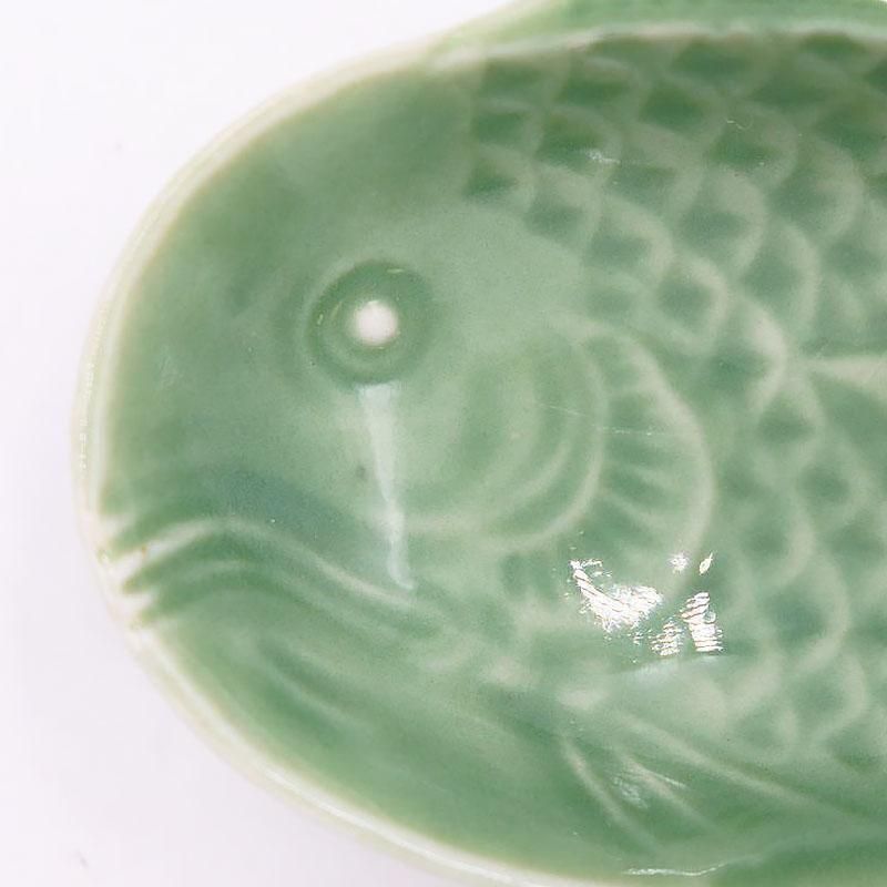 昭和初期の三田青磁豆皿 鯛モチーフのかわいい縁起物