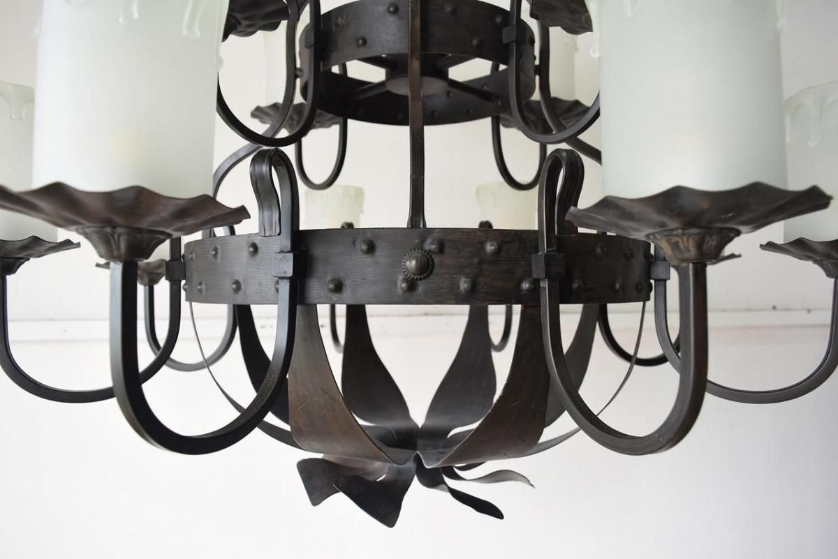 重厚な存在感を放つ、アイアン製12灯式シャンデリア【00001