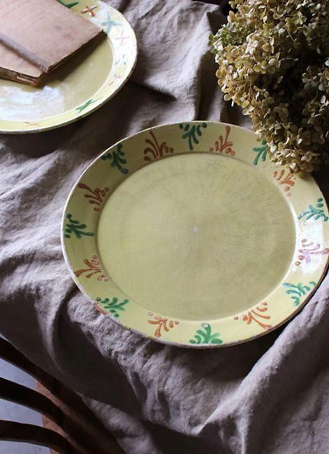 明るい色が料理に映える南仏の大皿（プレート） フランス