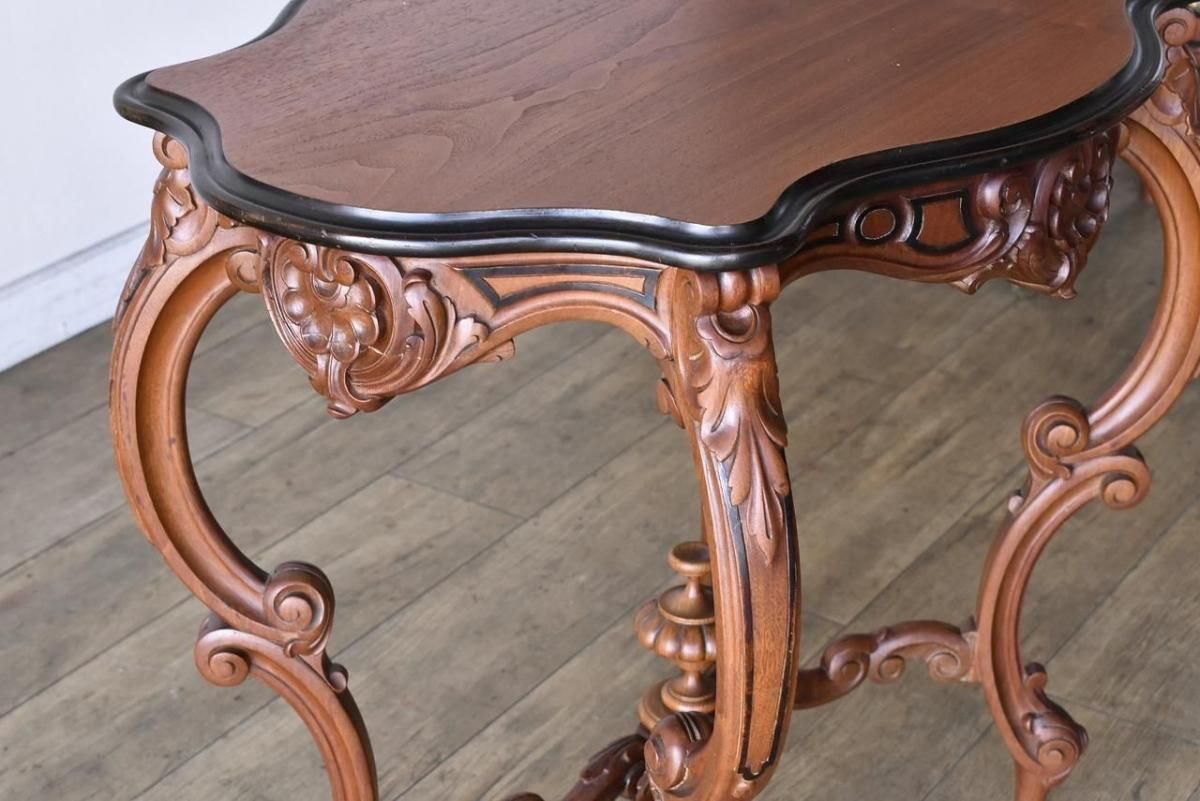 職人技の美しい彫刻装飾が施されたハイクオリティセンター