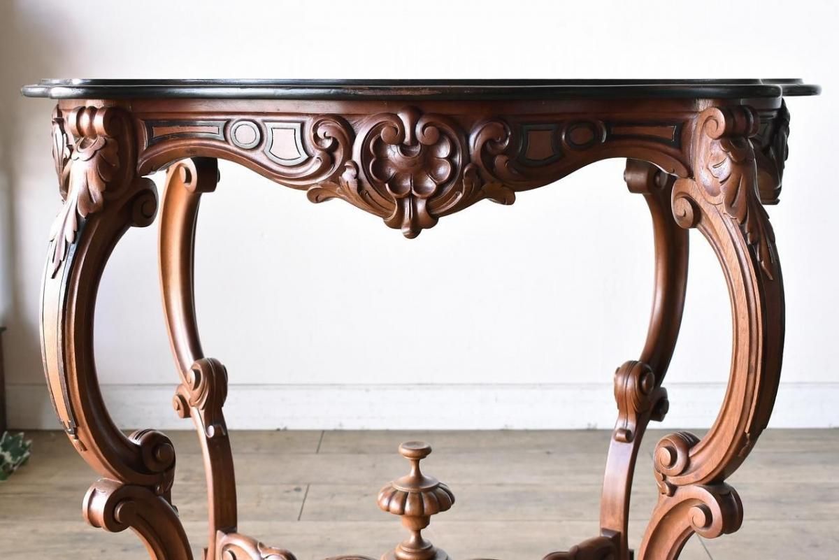 彫刻装飾付き木製テーブル 職人技の美しい彫刻装飾が施されたハイクオリティセンター