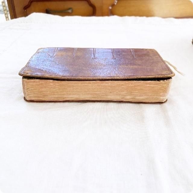 フランス直輸入！アンティーク聖書 革装丁が魅力 溢れる風合いフランス語