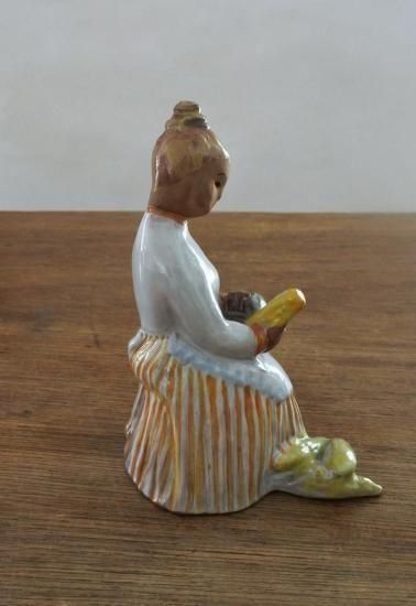 レア!! 女の子の陶器人形 焼き物　値下げ不可 ヴィンテージ ハンガリー製 トウモロコシをむく少女 陶器人形