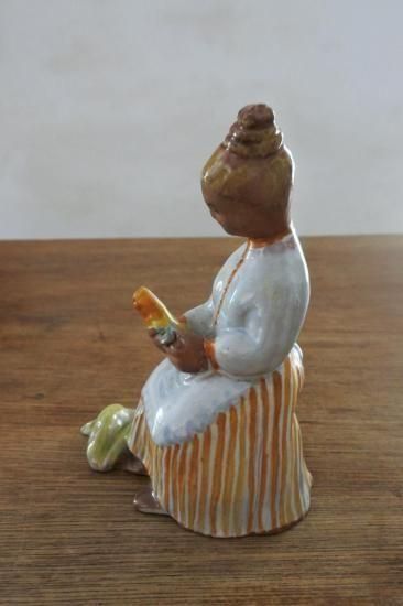 ヴィンテージ ハンガリー製 トウモロコシをむく少女 陶器人形
