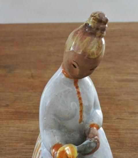 ヴィンテージ ハンガリー製 トウモロコシをむく少女 陶器人形