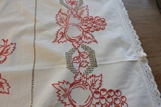 ハンガリーのヴィンテージ 手刺繍のテーブルクロス - ANTIQUE LEAVES