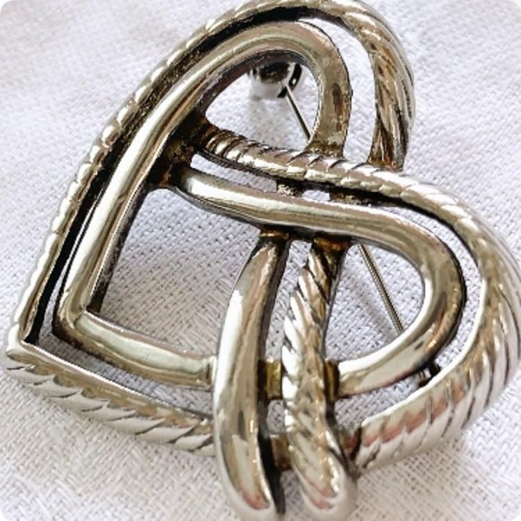 フランス ヴィンテージ ハート型ブローチ クールな魅力