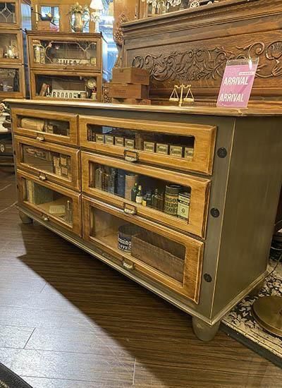 イーセンアーレンガラスキャビネット鍵付き棚アンティークサイド