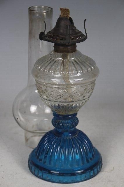 明治期 ガラス製大型オイルランプ花蕾型ランプ/切子油壷/ 水色練台座 台ランプ 明治期 ガラス製大型オイルランプ花蕾型ランプ/切子油壷/ 水色練台座