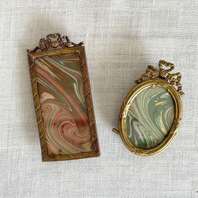 アンティークフォト　丸型　ハンドカラー ティンタイプ　真鍮フレーム　フック付き アンティークフォト 丸型 ハンドカラー ティンタイプ 真鍮フレーム