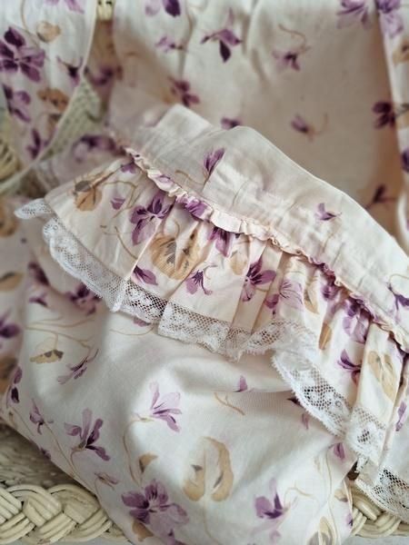 アンティークフランス 菫 スミレと実の赤糸刺繍 スカラップ シェルフ掛けリネン フランス アンティーク 赤糸刺繍の棚飾り - une Belle Chose