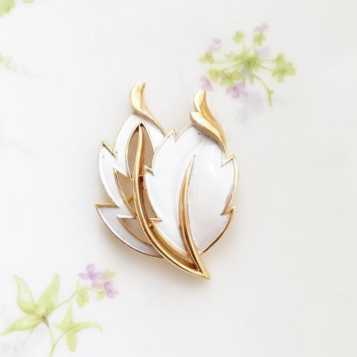 trifari ブローチ　美品 楽天市場】Trifari トリファリ クリスタルの花 ブローチ Vintage