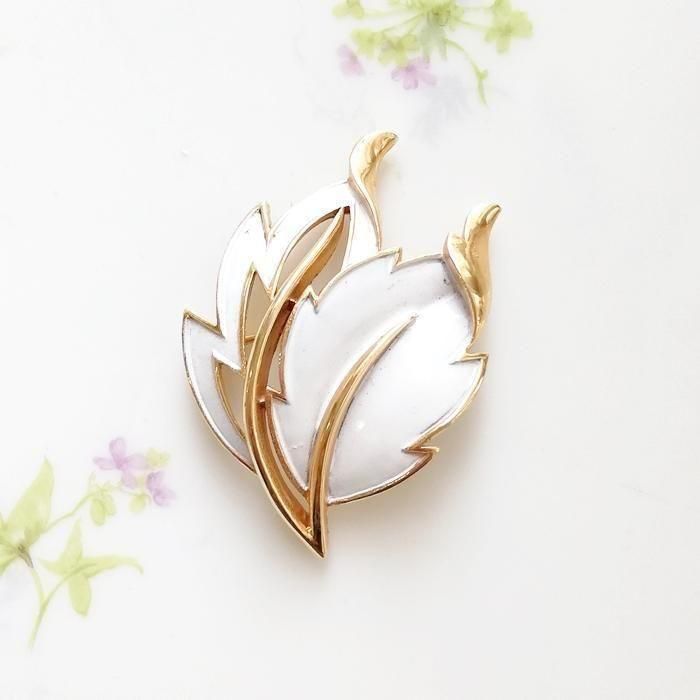 トリファリ ゴールドトーン ホワイトエナメル リーフブローチ