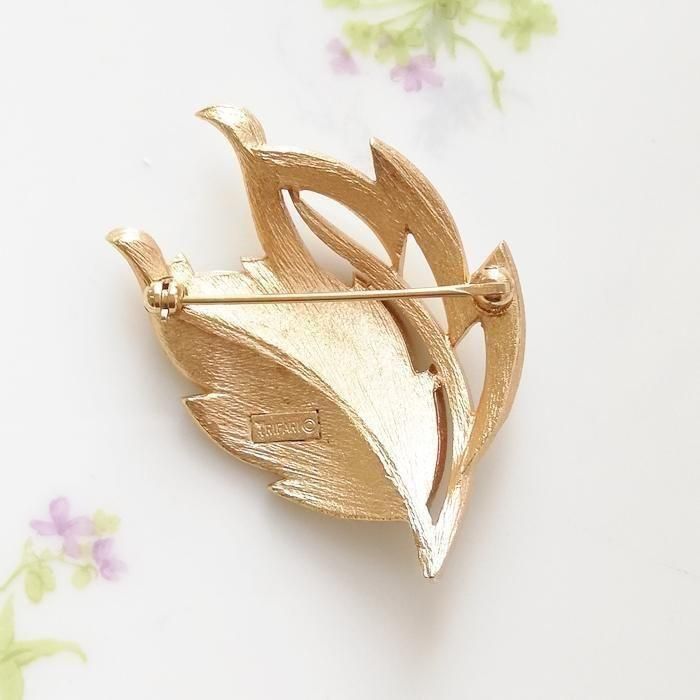トリファリ ゴールドトーン ホワイトエナメル リーフブローチ
