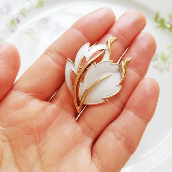 トリファリ ゴールドトーン ホワイトエナメル リーフブローチ