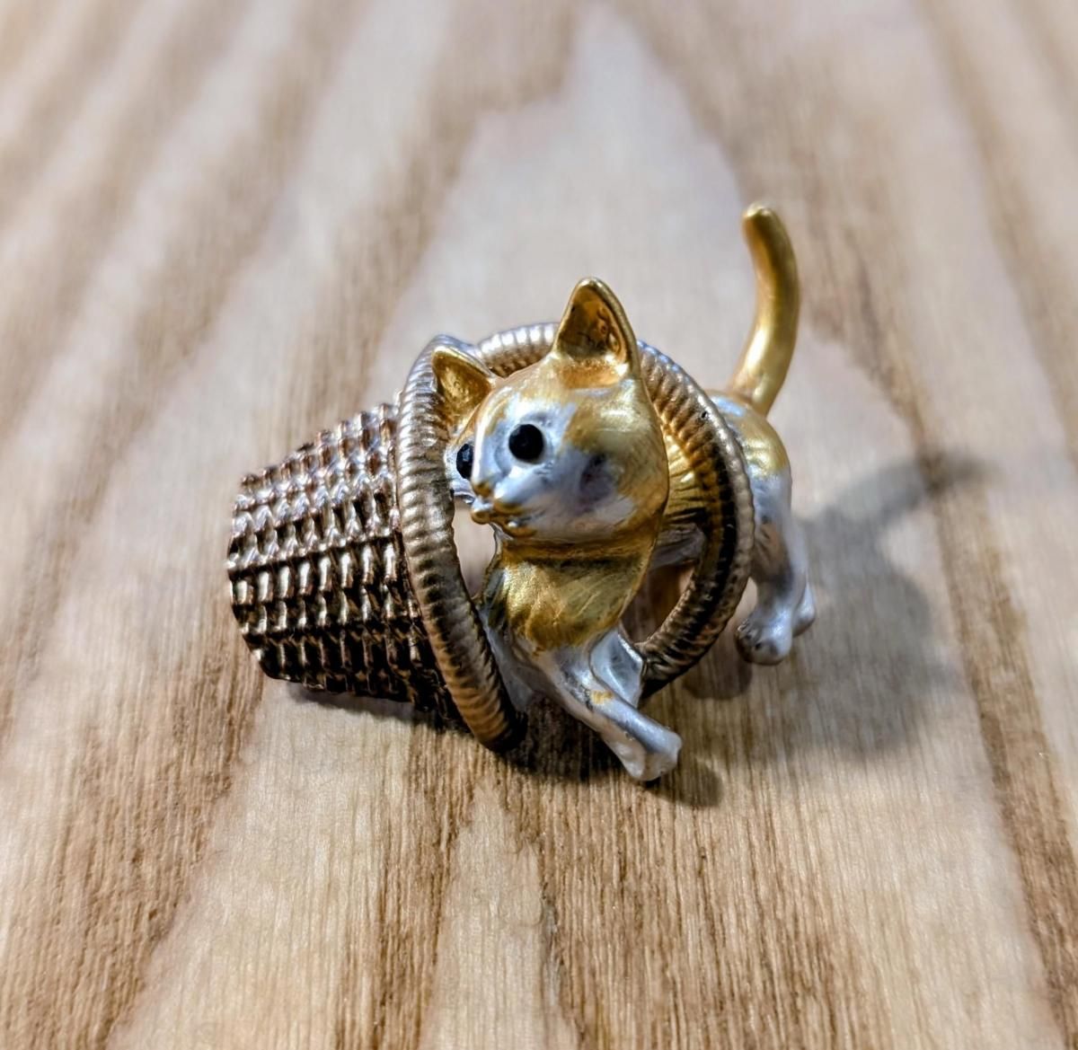 USAより バスケットに入った猫 ブローチ ゴールドトーンの金属