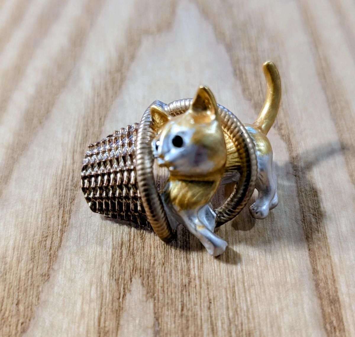 USAより バスケットに入った猫 ブローチ ゴールドトーンの金属