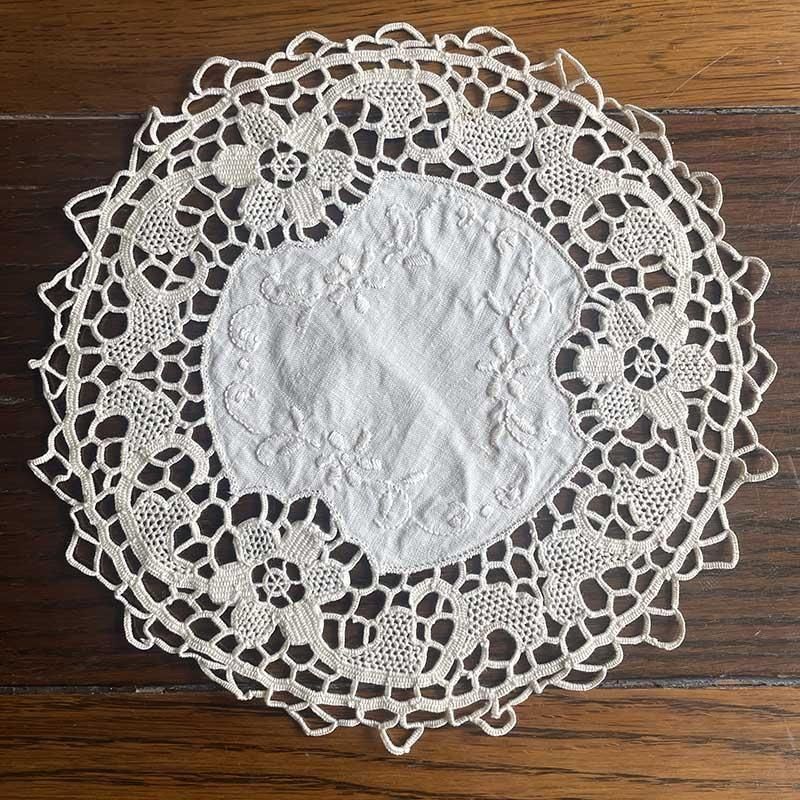 アンティークイタリア 花火の様な線状レース まろやかなアイボリー刺繍糸ドイリー アンティークイタリア 花火の様な線状レース まろやかなアイボリー刺繍