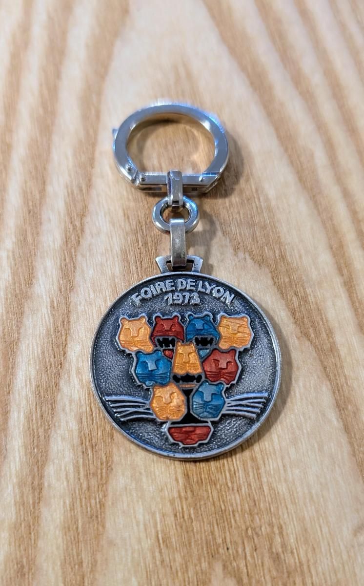 フランス メタル 猫 キーホルダー カラフル ヴィンテージ