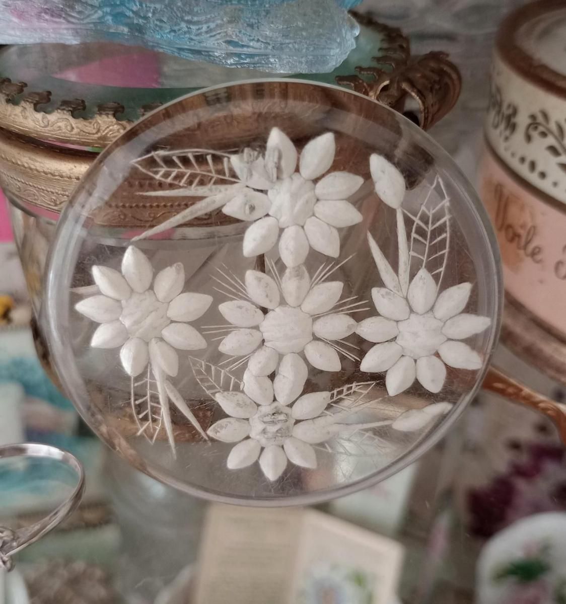 ルーサイト ブローチ 白いお花 丸型 アンティーク