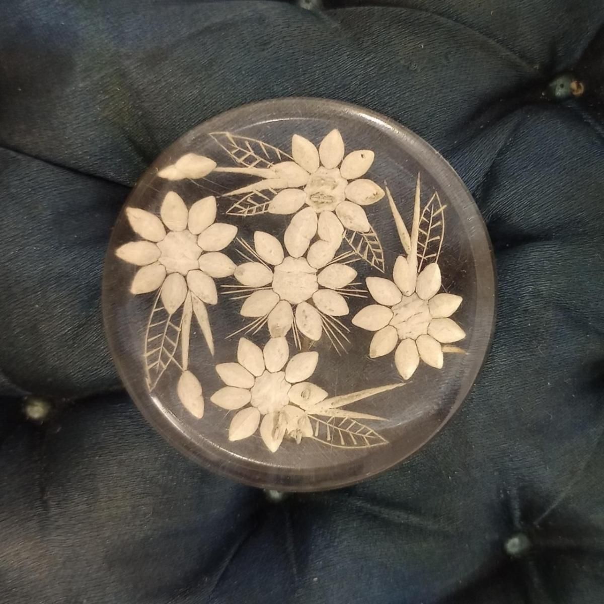 ルーサイト ブローチ 白いお花 丸型 アンティーク