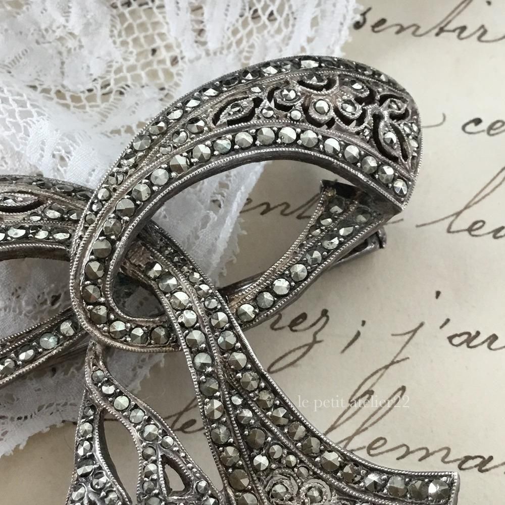 フランス アンティーク シルバー ブローチ リボン マルカジット