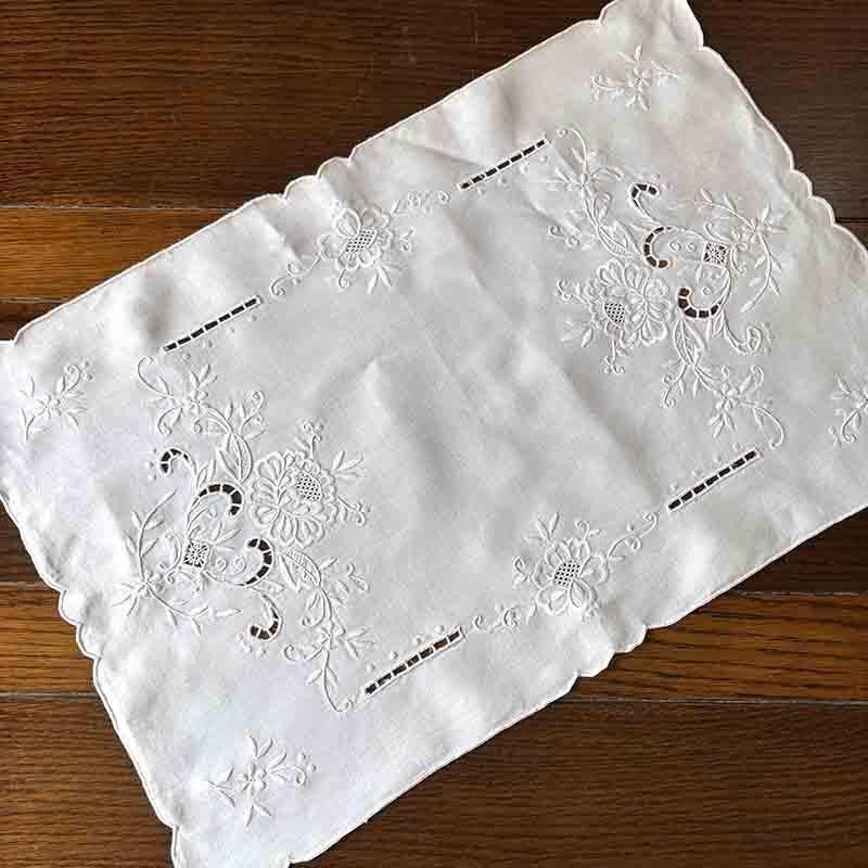 刺繍カットワークテーブルクロスハンドメイドビンテージ アンティークリネンラウンドテーブルクロス 花の刺繍 カット