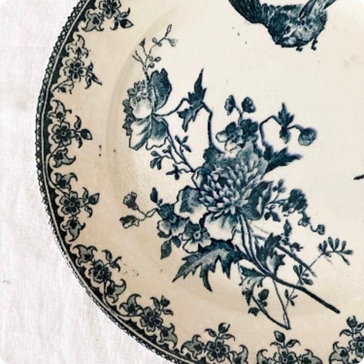 フランスアンティーク　最後の晩餐がブルー糸で刺繍されたシャビーな感じが最高です！ 赤糸のモノグラム刺繍🪡 未漂白の布地に映える、深い赤。 この